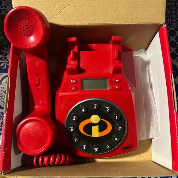 Disney The Incredibles Collectors Edition Phone - Picture 4 of 6